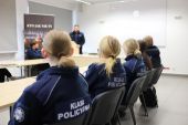 Uczniowie klas mundurowych w Komendzie Miejskiej Policji w Łomży